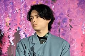 松村北斗の声が低い本当の理由と人気楽曲での魅力を解説